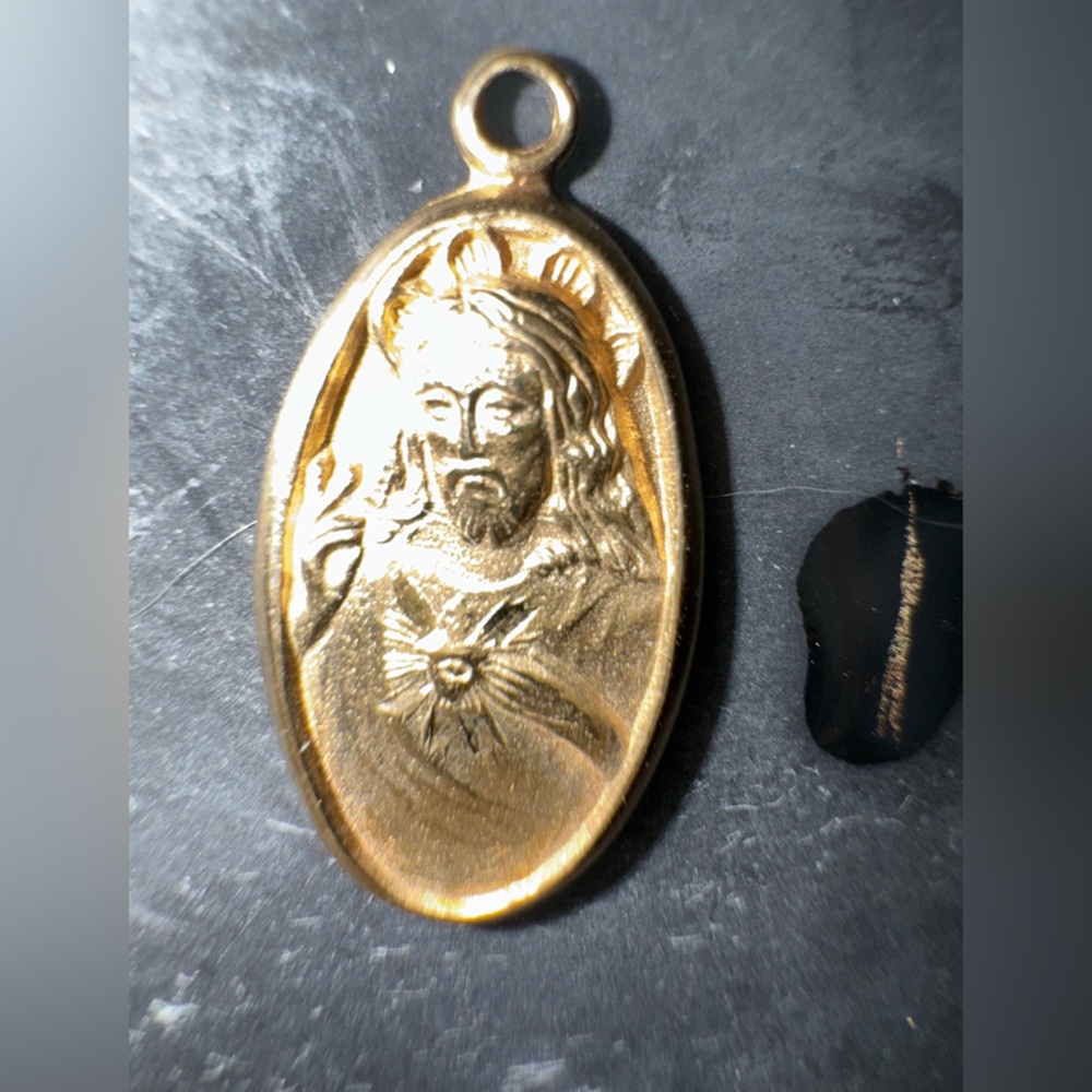 14k chapel Gold Oval Pendant with Engraved Design vintage 1.78 grams